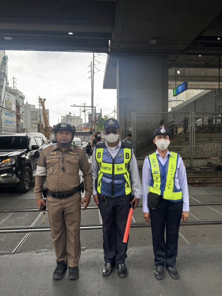 สน.พญาไท กวดขันวินัยจราจรบริเวณทางตัดรถไฟ.