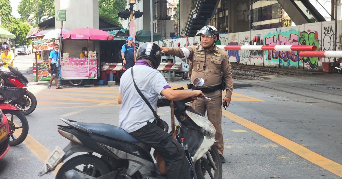 สน.พญาไท กวดขันวินัยจราจรแยกนิคมมักกะสัน